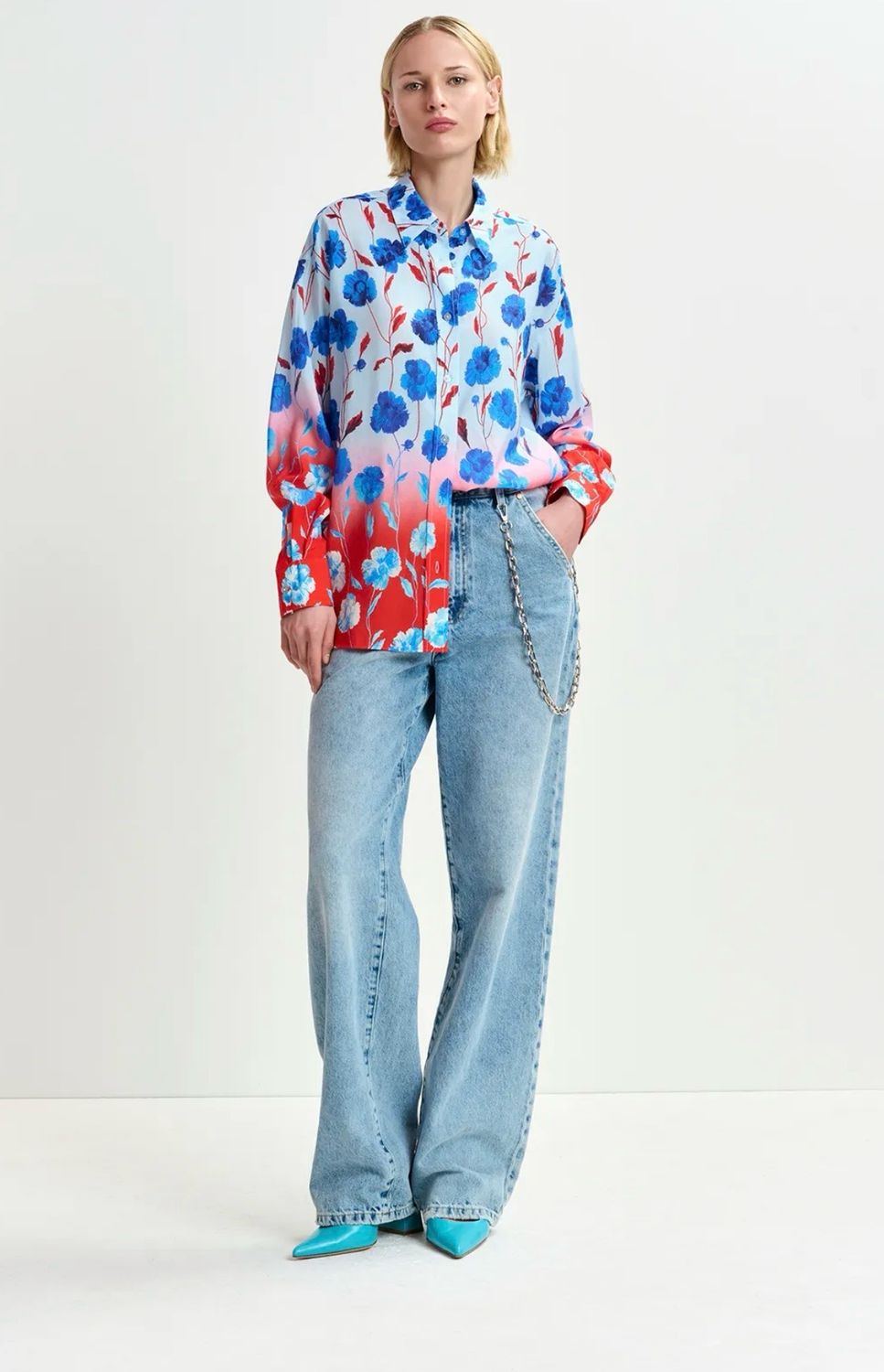 Chemise Essentiel en satin à imprimé fleuri bleue, rouge et blanche