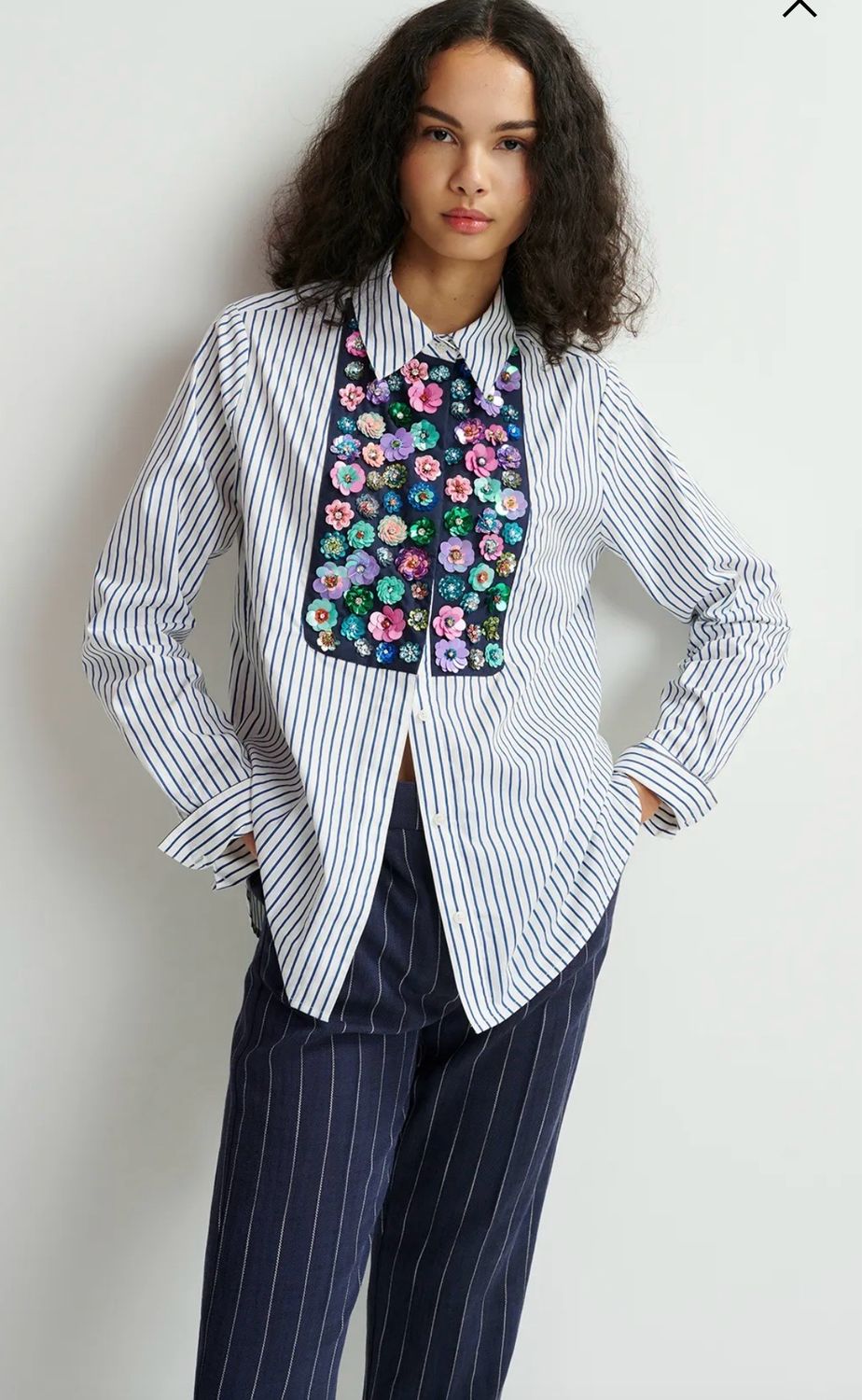 Chemise Essentiel en coton blanche, bleue et multicolore à patte ornée