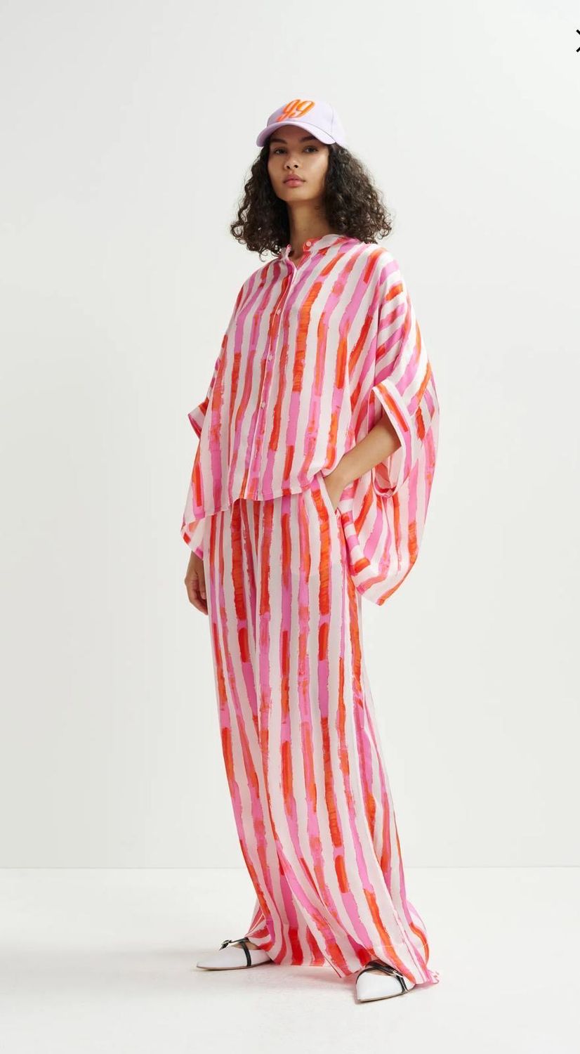 Pantalon Essentiel large blanc cassé, rose et rouge