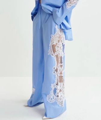 Pantalon large Essentiel bleu et blanc à broderies en dentelle
