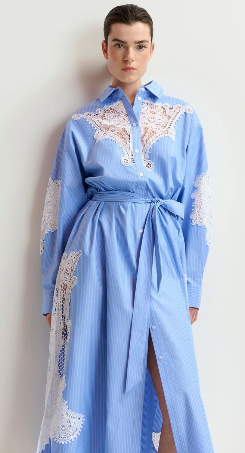 Robe chemise Essentiel en coton bleue et blanche à broderies