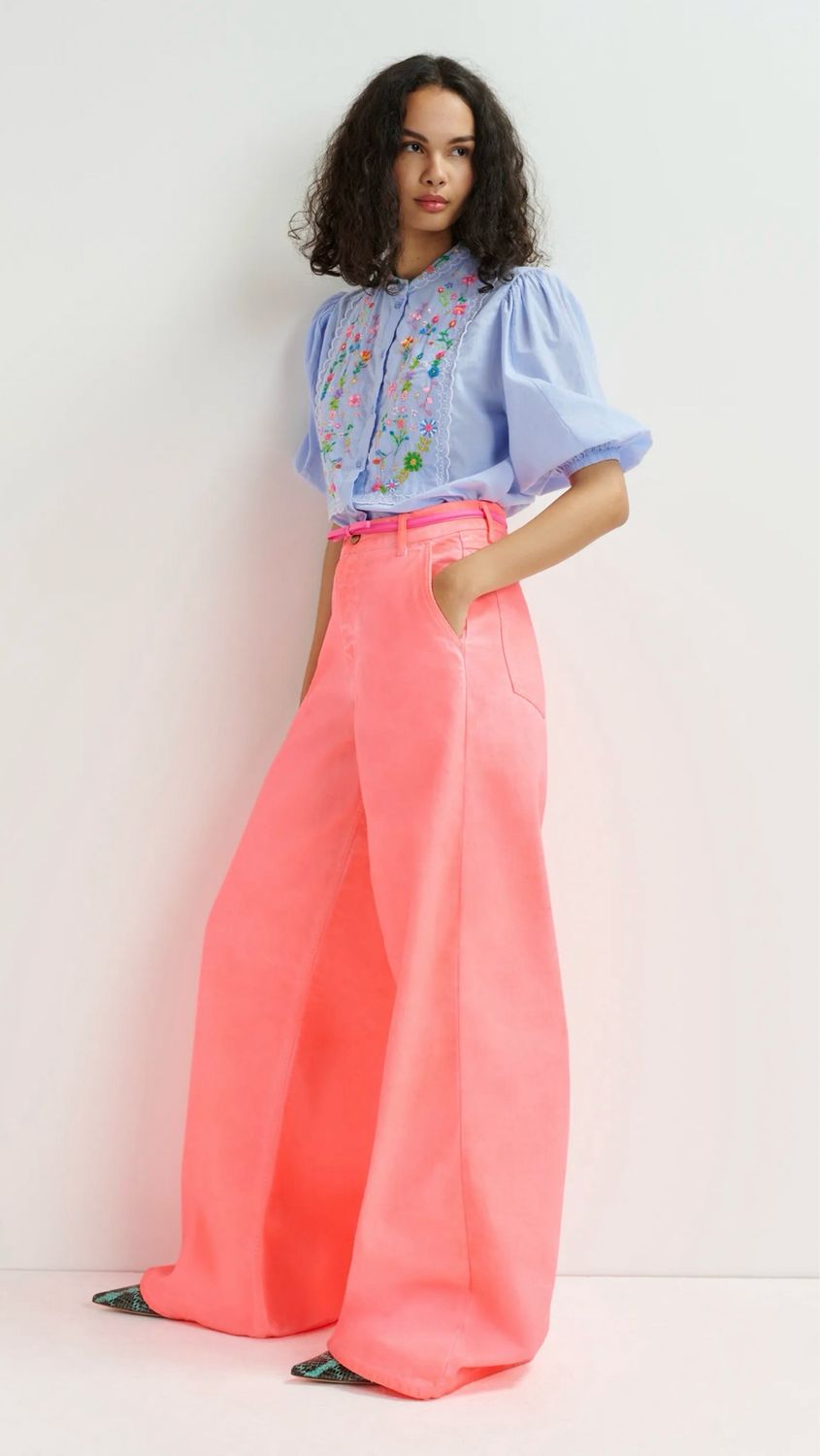 Chemise Essentiel bleu clair, verte et rose à fleurs brodées et col à mandarin