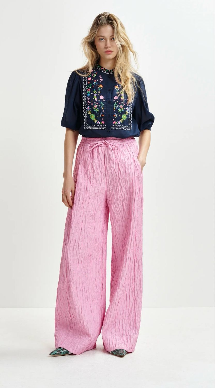 Chemise Essentiel bleu foncé, verte et rose à fleurs brodées et col mandarin