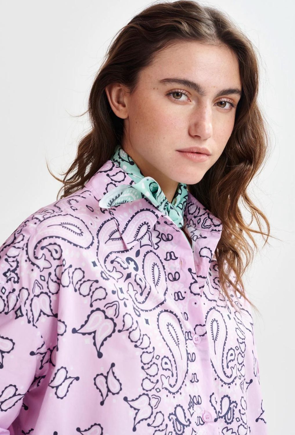 Chemise Essentiel oversize à imprimé bandana lilas et noire