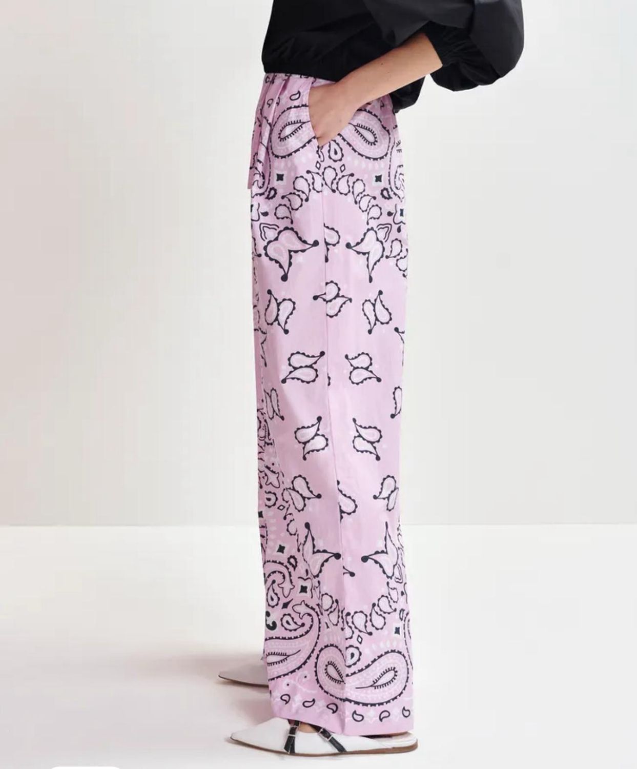 Pantalon large Essentiel à imprimé bandana rose et noire