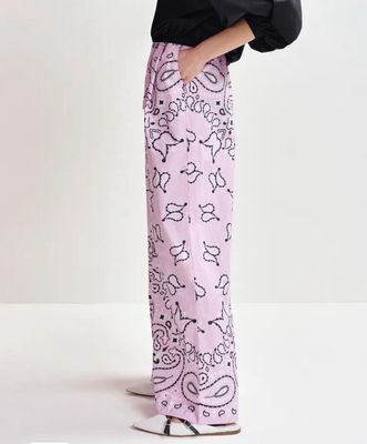 Pantalon large Essentiel à imprimé bandana rose et noire