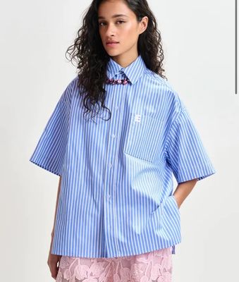 Chemise Essentiel à rayures bleues et blanches avec détail de broderie