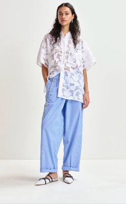 Pantalon Essentiel fuselé bleu et blanc avec ceinture en strass