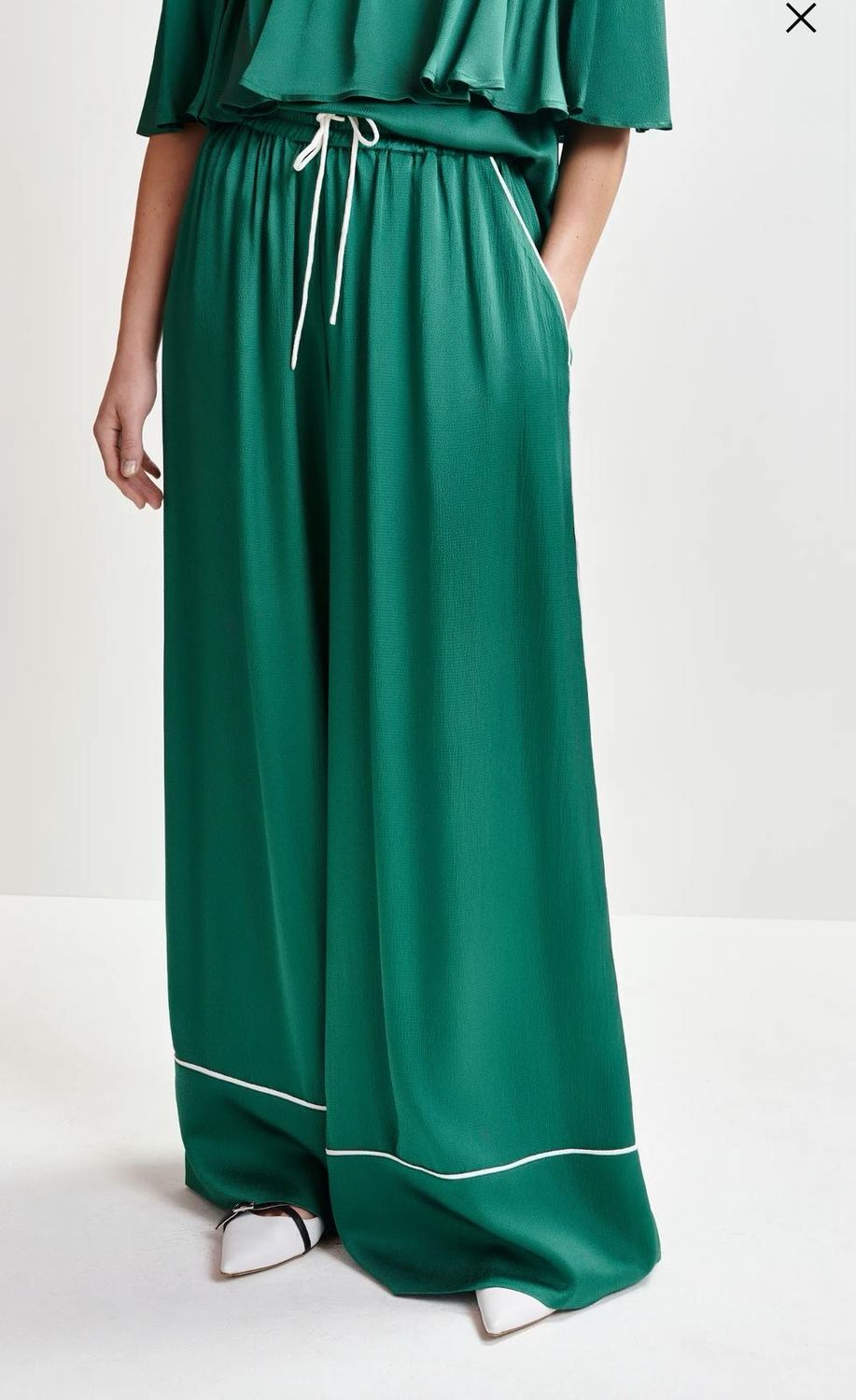 Pantalon large Essentiel vert foncé à coutures contrastées