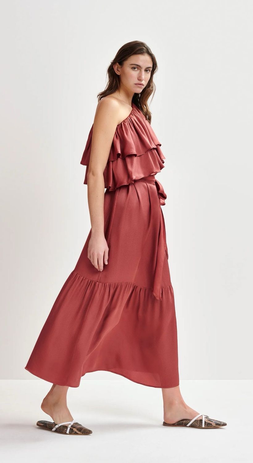 Robe longue Essentiel rouille à une épaule et volant