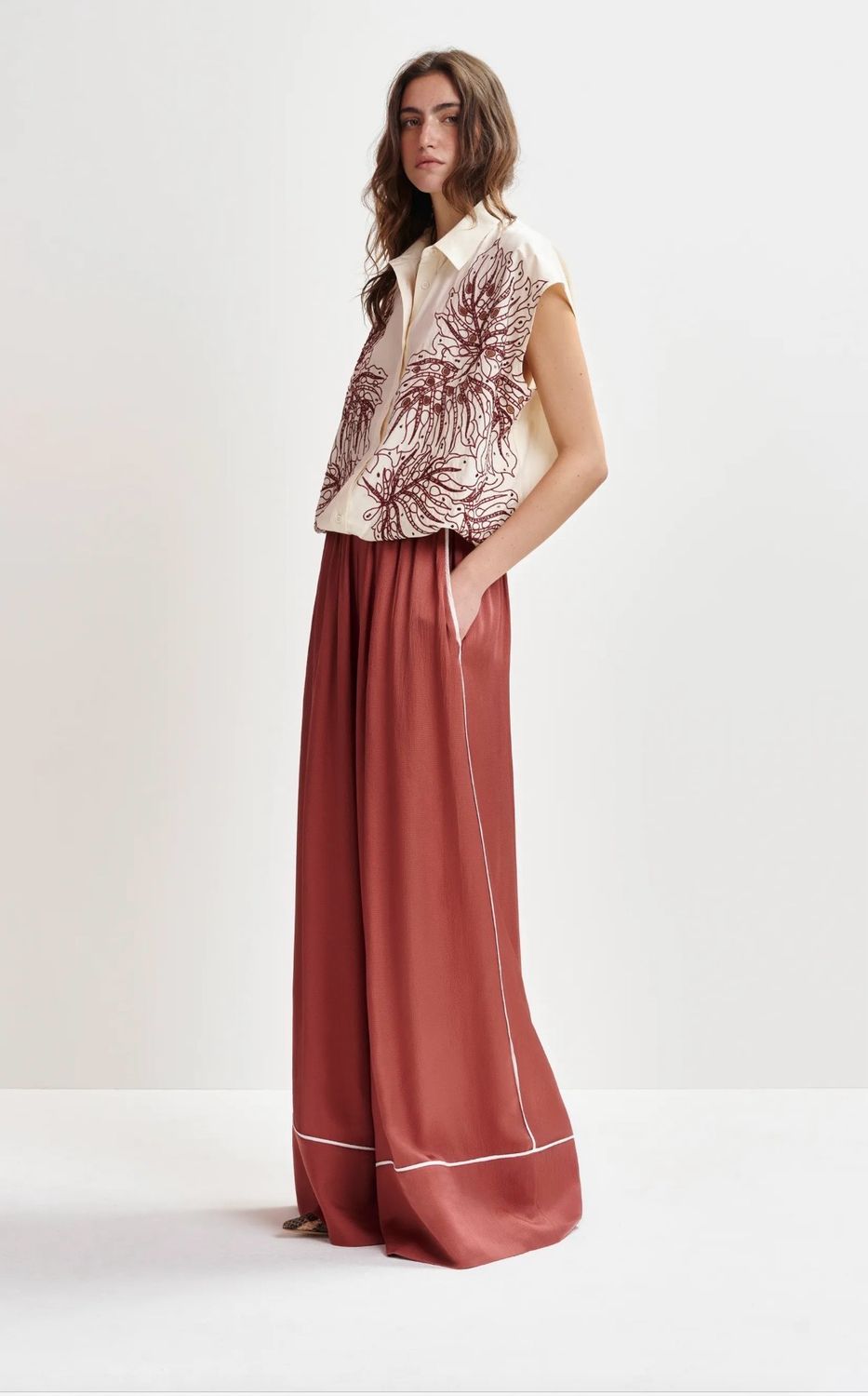 Chemise Essentiel sans manches blanc cassé et brune à paillettes