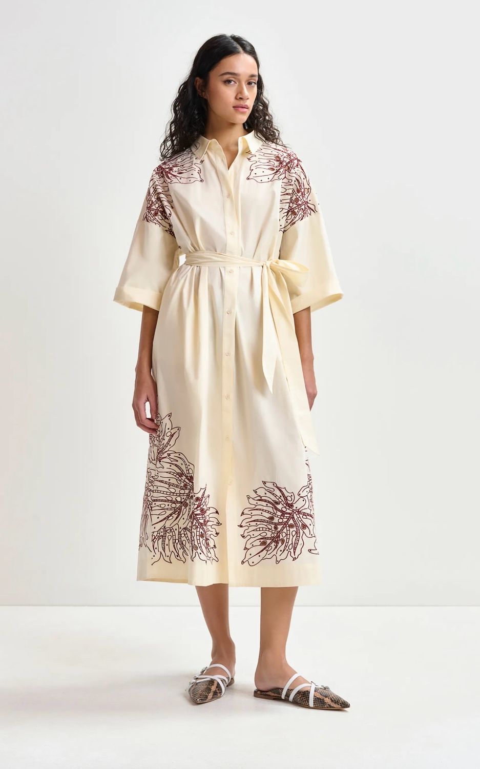 Robe mi-longue Essentiel blanc cassé et brune à broderie