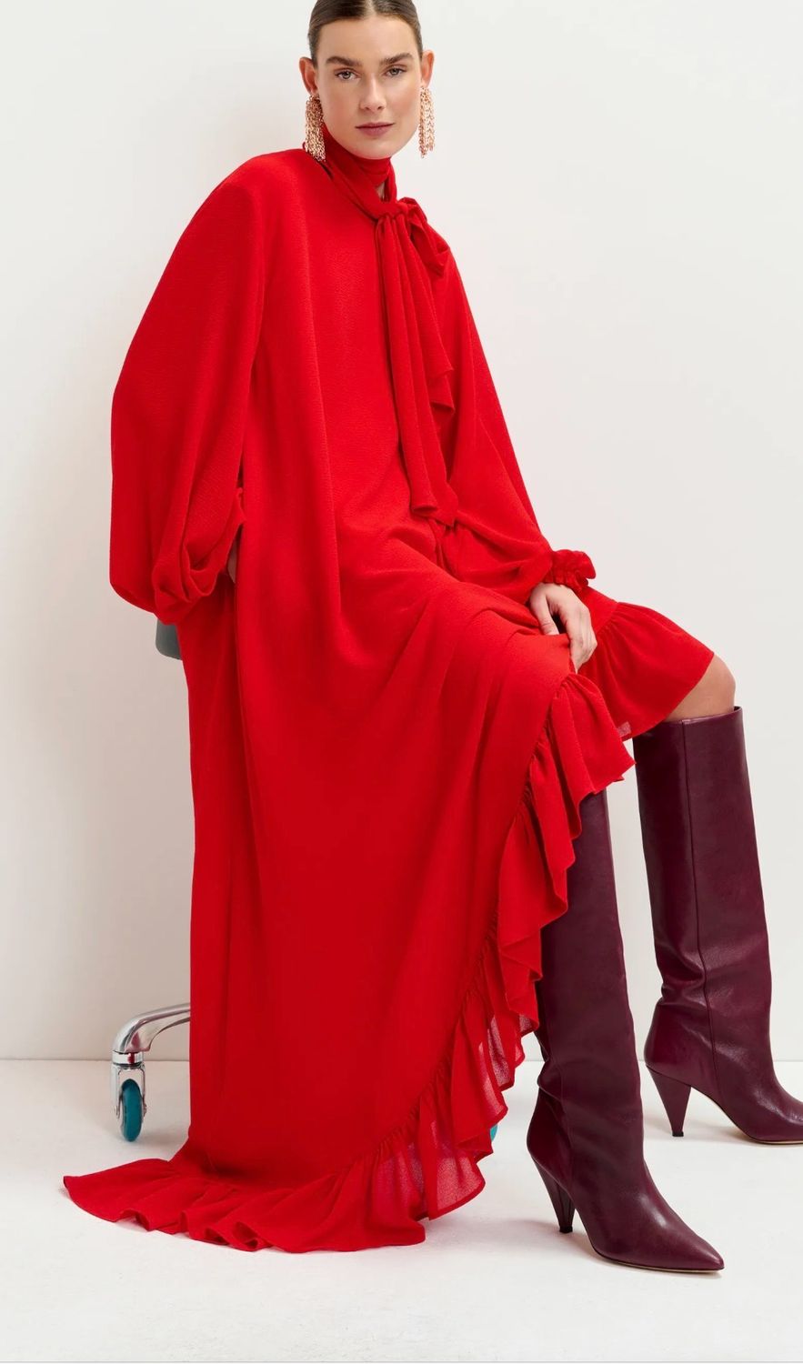 Robe longue rouge avec ourlet asymétrique à volants et col cravate ESSENTIEL ANTWERP