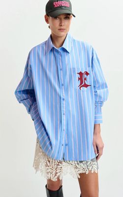 Chemise à rayures bleue, blanche et bordeaux avec « E »
