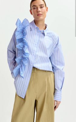 Chemise à rayures bleue et blanche avec volant