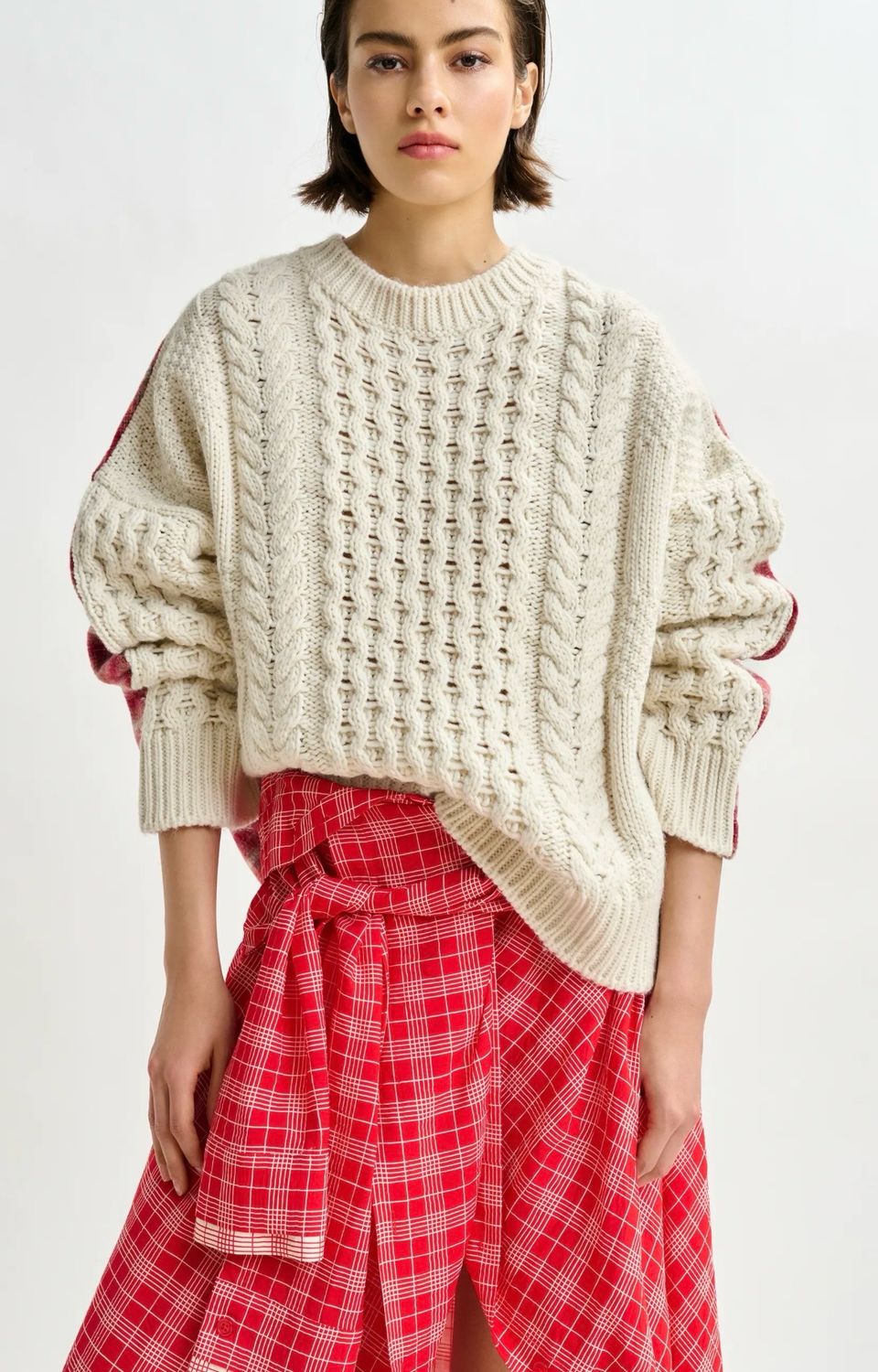 Pull torsadé en laine mélangé beige, rouge et blanc cassé avec emplacement dorsal à carreaux