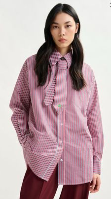 Chemise à rayures rouge, bleue et blanche avec cravate amovible