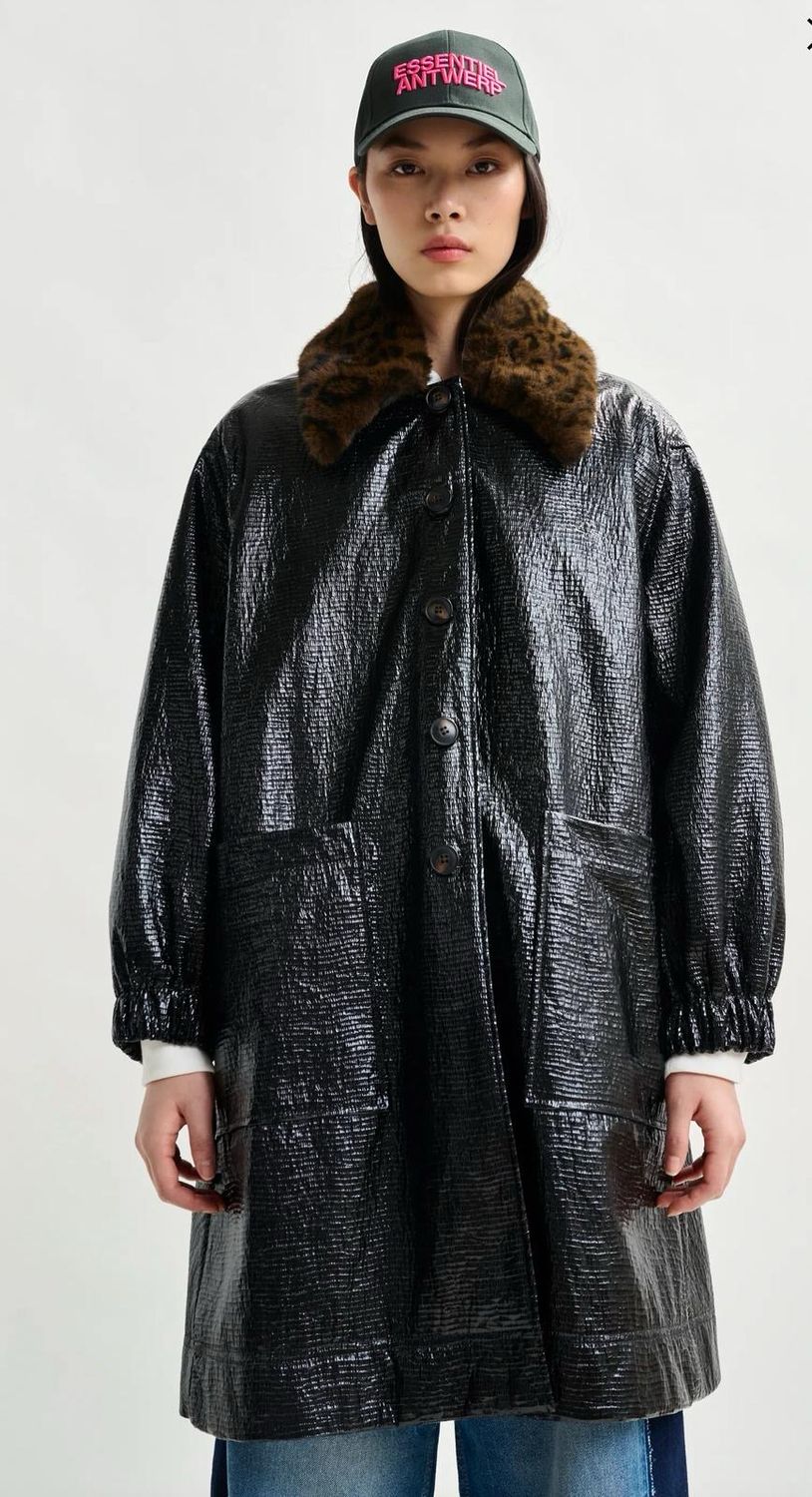 Manteau noir lustré avec col amovible en fausse fourrure léopard Iom ESSENTIEL ANTWERP