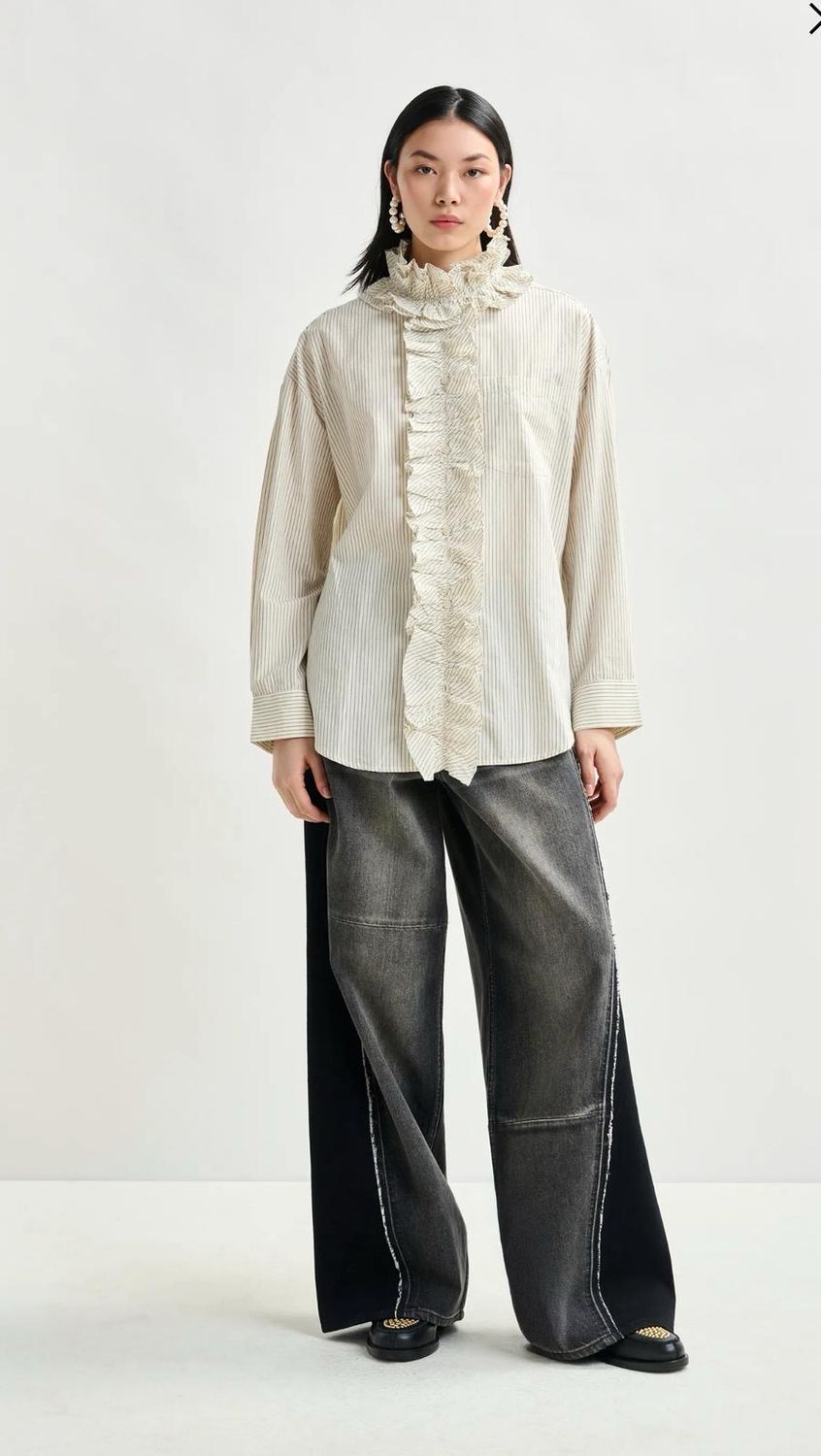 Chemise oversize à rayures blanc cassé et noire avec volant Ipojuca ESSENTIEL ANTWERP