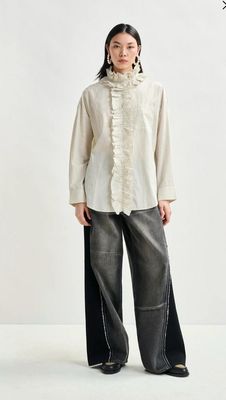 Chemise oversize à rayures blanc cassé et noire avec volant
