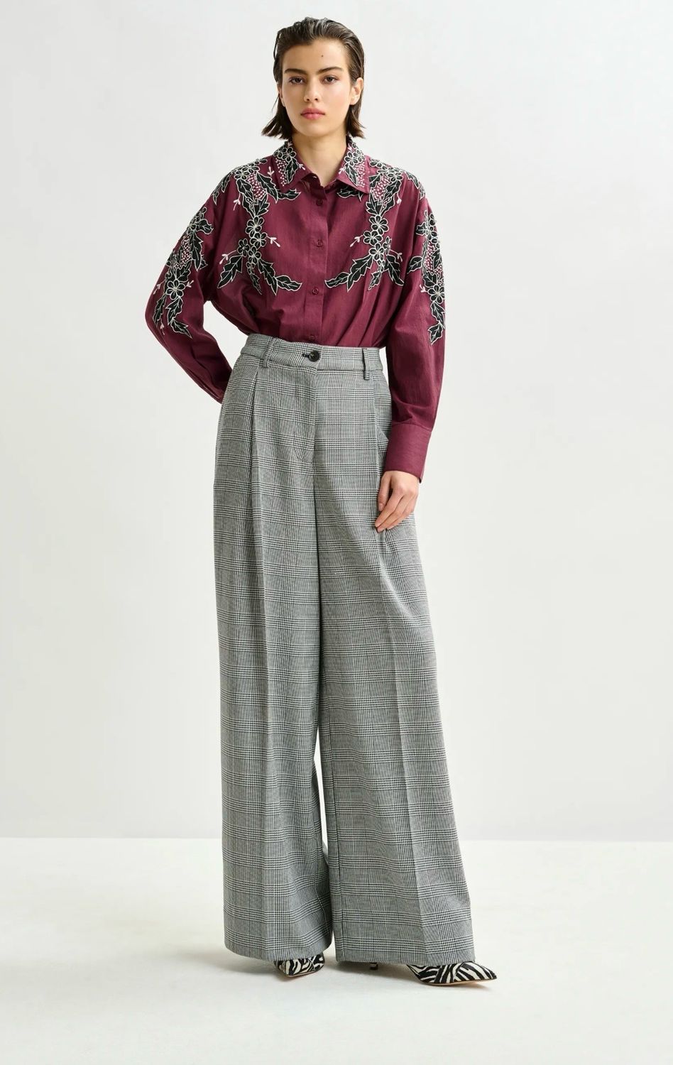 Pantalon large gris et noir à carreaux