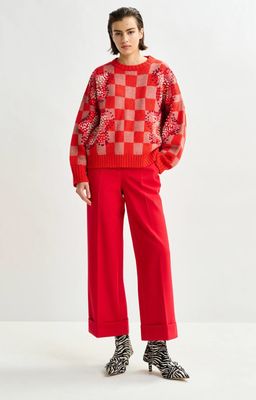 Pantalon court rouge avec les repliés