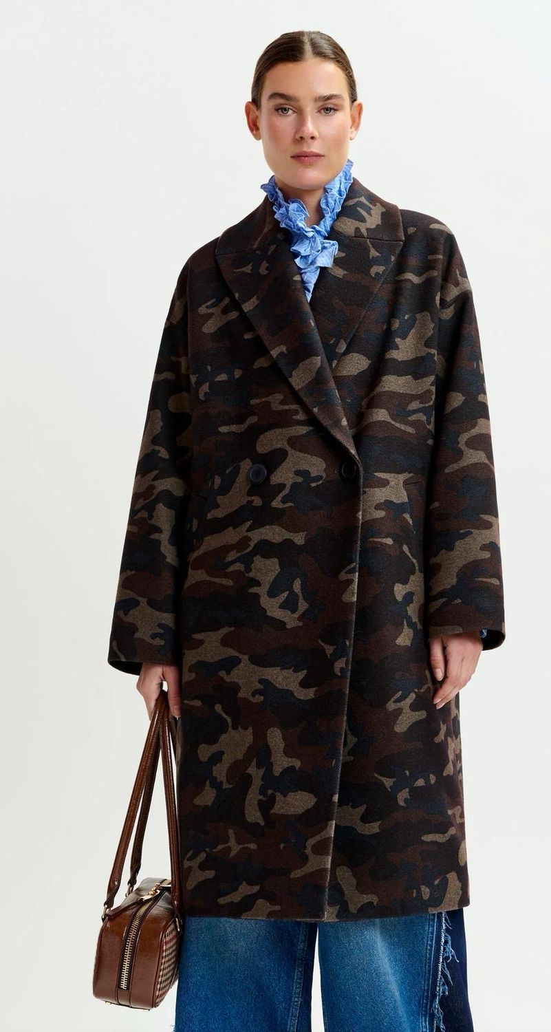 Manteau Essentiel croisé à imprimé camouflage kaki, beige et noir