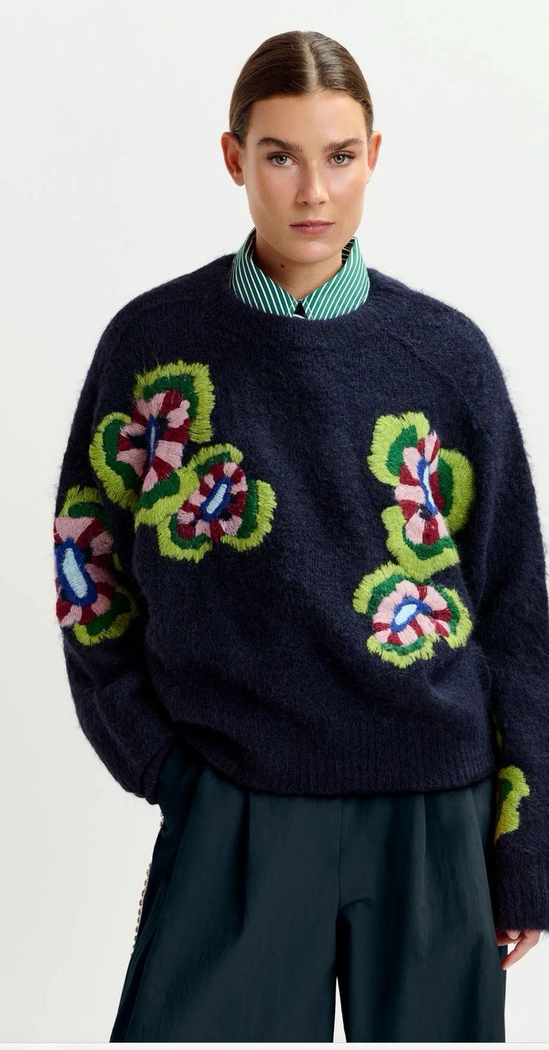 Pull Essentiel en maille fine bleu à fleurs brodées bleu marine, vert et toise