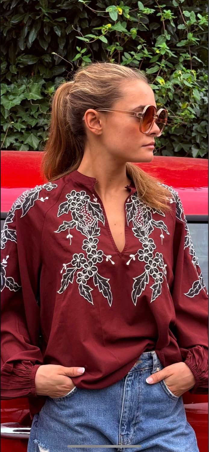 Chemise Essentiel bordeaux avec broderies