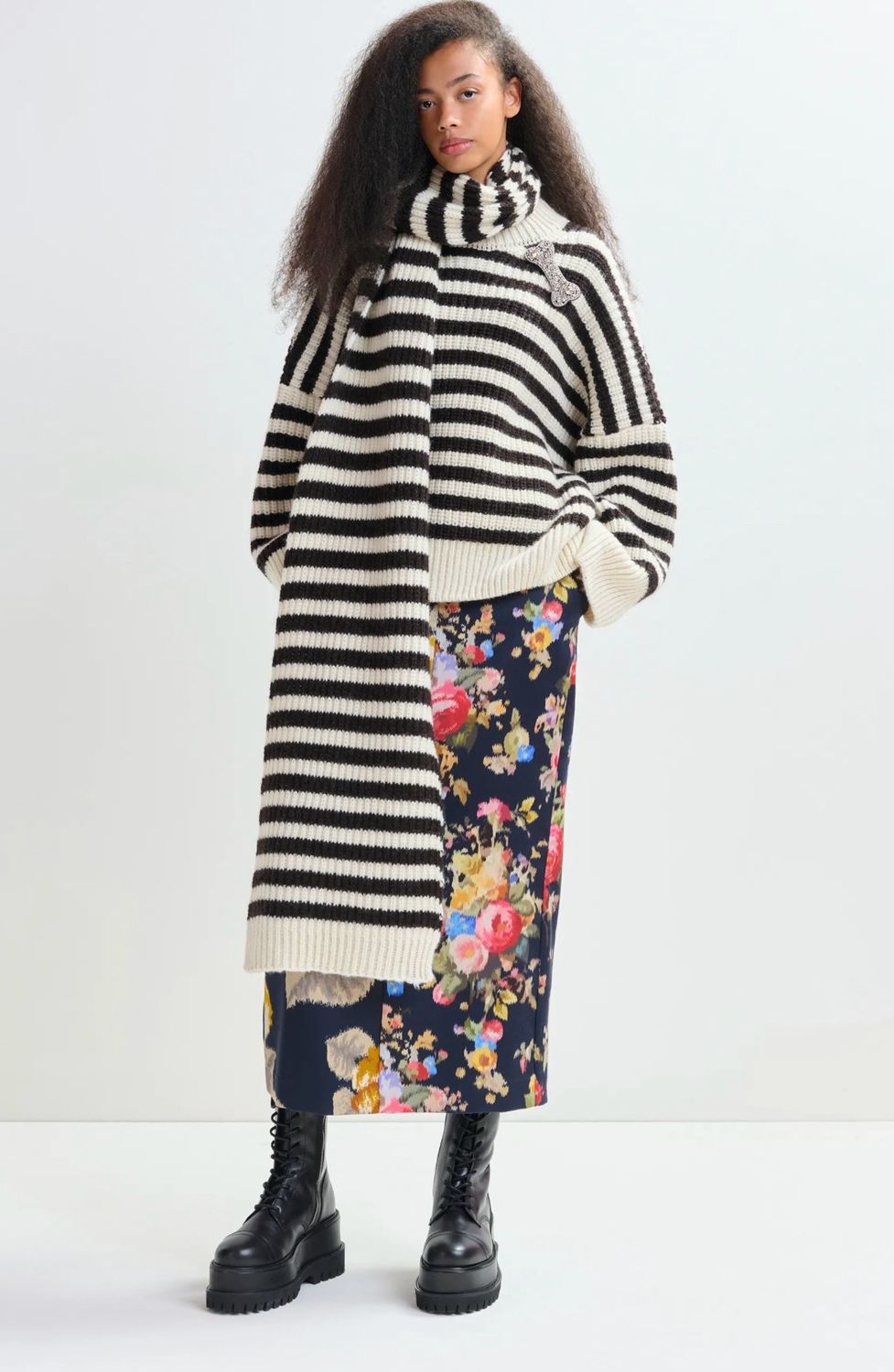 Echarpe Essentiel en laine mélangées à rayures noires et blanches et bord côtelés Echarpe Essentiel en laine mélangées à rayures noires et blanches et bord côtelés