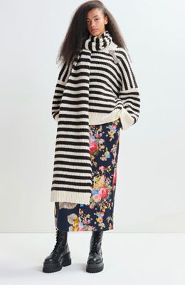 Echarpe Essentiel en laine mélangées à rayures noires et blanches et bord côtelés