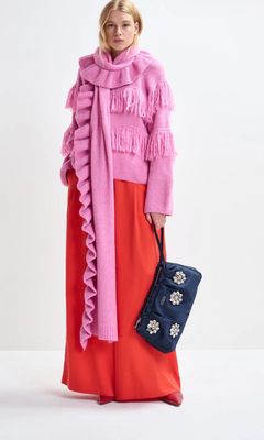 Echarpe Essentiel rose à volant Echarpe Essentiel rose à volant