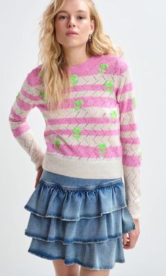 Pull Essentiel intarsia rose clair avec fleur verte