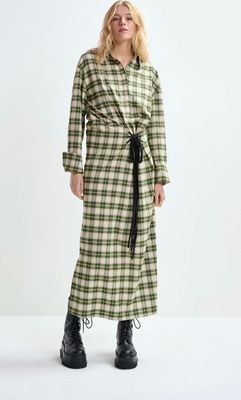 Robe oversize Essentiel à carreaux beige et verte avec col à strass