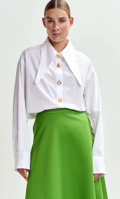 Chemise Essentiel blanche à pointes de col allongées et boutons dépareillés