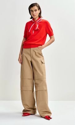 Polo Essentiel en maille fine rouge à col foulard rose clair