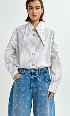 Chemise Essentiel blanc cassé, noire et bleu clair à pointes de col allongées et boutons dépareillés