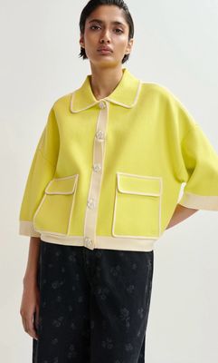 Cardigan Essentiel jaune à bouton en fleur et bords blanc cassé