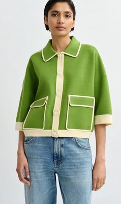 Cardigan Essentiel vert à boutons en fleur et bord blanc cassé