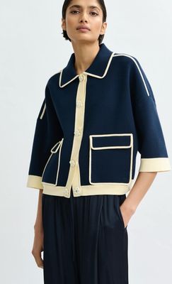 Cardigan Essentiel bleu marine à boutons en fleur et bord blanc cassé