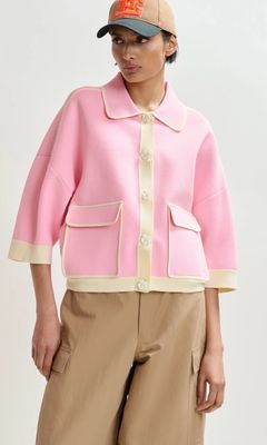 Cardigan Essentiel rose à boutons en fleur et bords blanc cassé