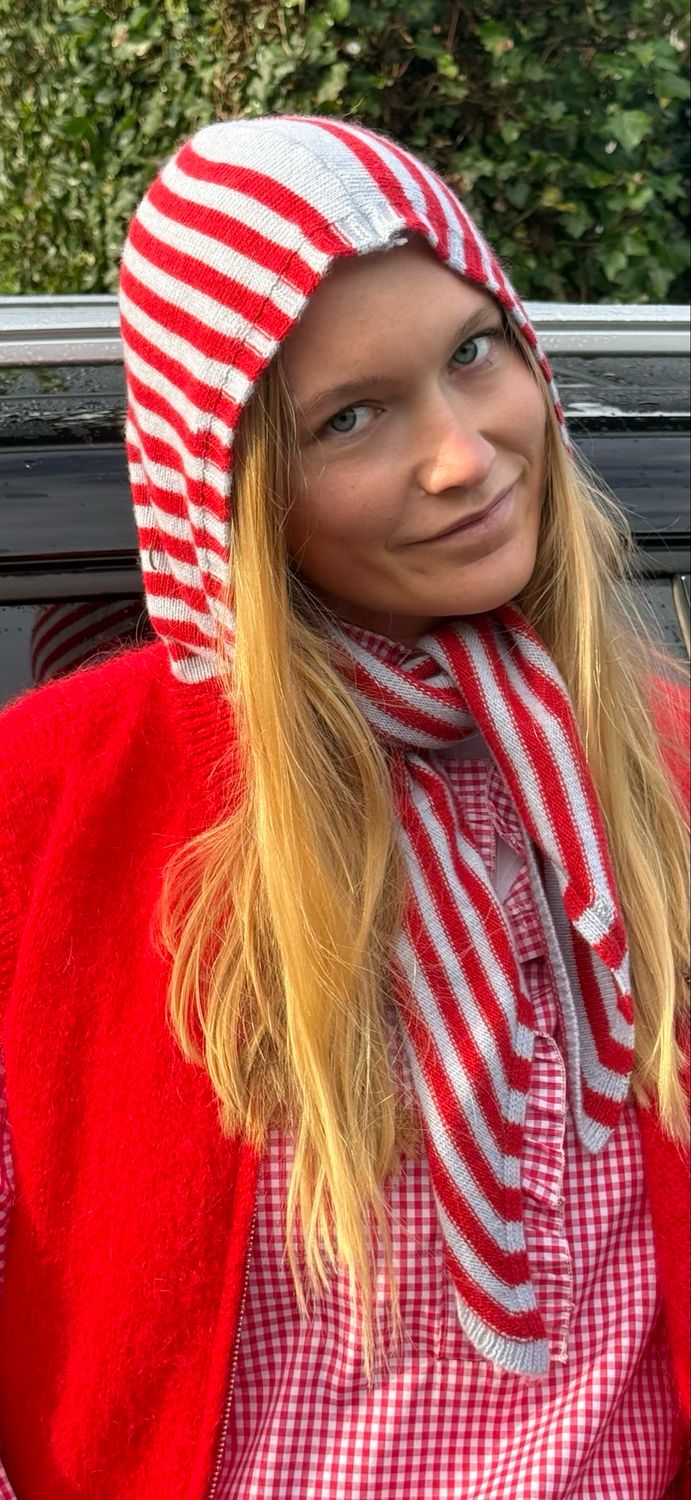 Cagoule rouge et ciel