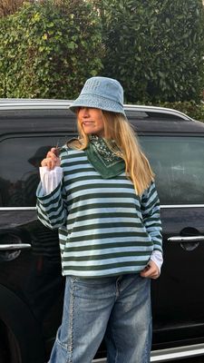 Sweat ligné ciel et vert bouteille out of office