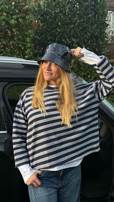 Sweat ligné ciel/ navy out of office