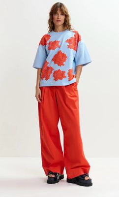 Sweat Essentiel bleu ciel et orange orné de dentelle fleuri