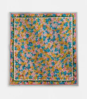 Foulard carré Essentiel en soie mélangée  à imprimé fleuri jaune, bleu et multicolore