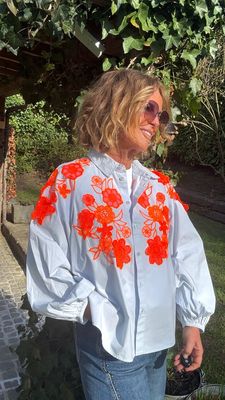 Chemise Essentiel bleu clair et orange fleurs appliquées