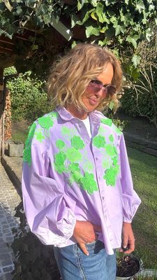 Chemise Essentiel violet clair et verte à fleurs appliquées