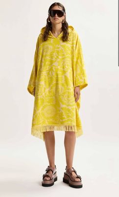 Robe mi-longue Essentiel en jacquard fleuri jaune avec capuche et franges dans le bas