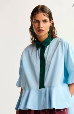 Chemise Essentiel péplum bleu clair à détails vert foncé